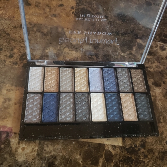 Never used eyeshadow pallet - Picture 2 of 2